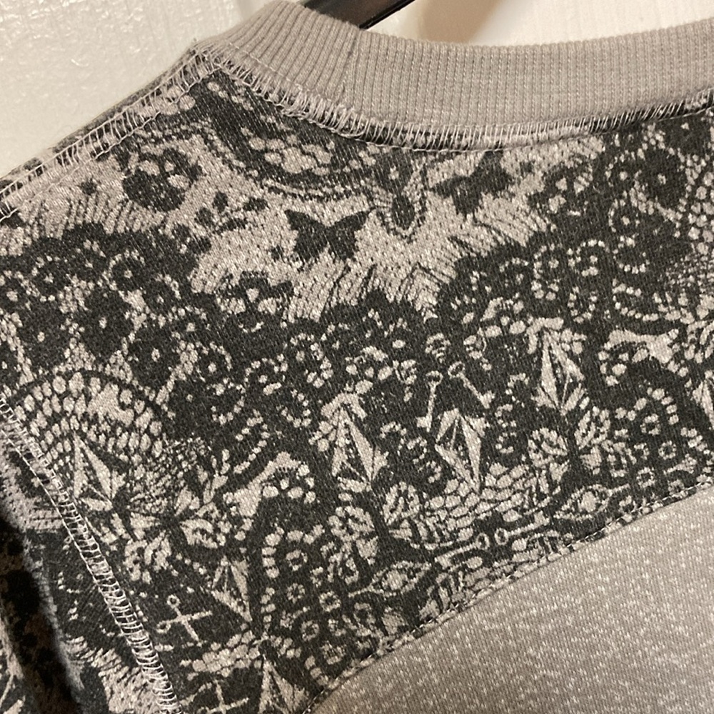 3/$20 bundle and save… 
Cute pullover large - Picture 9 of 11